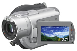 享受Sony DCR-DVD805 Handycam 數位攝影機為您帶來的最高效能享受!配備Primary Colour濾光鏡,3百萬畫素級CCD影像感應器,讓您在低光源環境之下,依舊可攝得高解析度之影片與靜止影像。16:9高畫質設計,讓您可於寬螢幕電視上享受拍攝成果,還可列印成相片。內建5.1環繞聲道錄音,您將擁有結合高畫質與高音質的完美組合。 SONY DCR-DVD805
